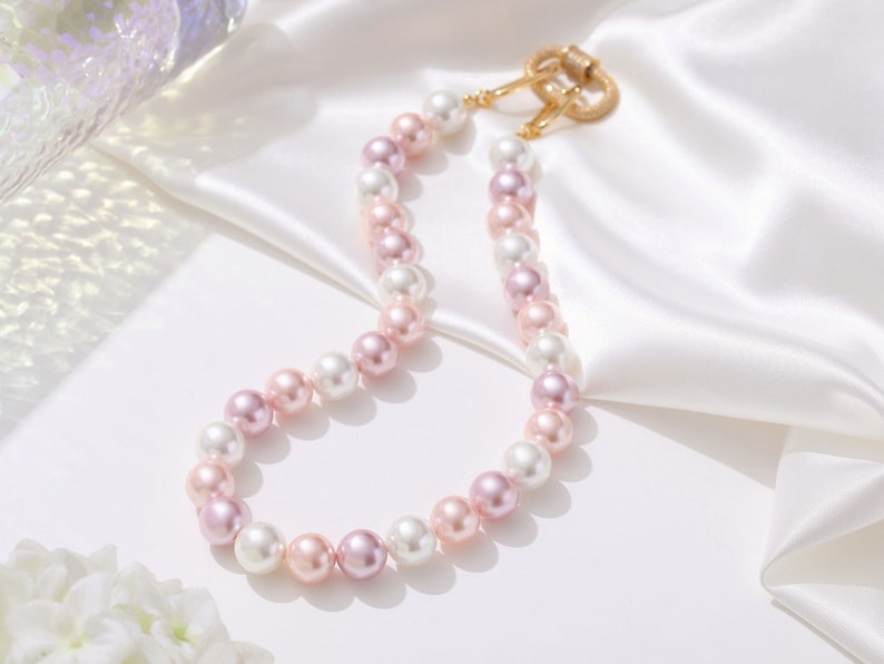 Collar de perlas de concha rosa con cierre de mosquetón con gemas incrustadas imagen 1