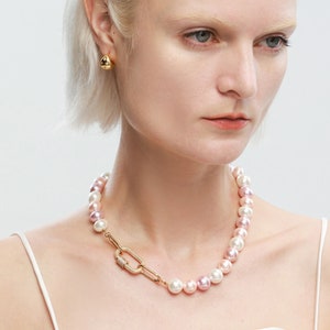 Collar de perlas de concha rosa con cierre de mosquetón con gemas incrustadas imagen 3