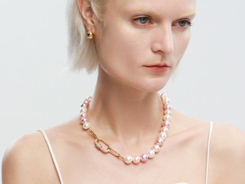 Collar de perlas de concha rosa con cierre de mosquetón con gemas incrustadas imagen 3