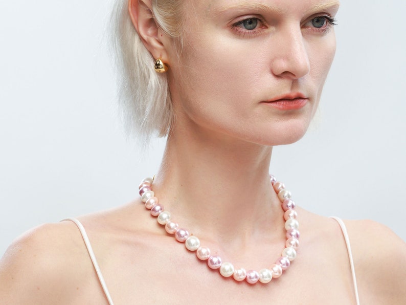 Collar de perlas de concha rosa con cierre de mosquetón con gemas incrustadas imagen 5