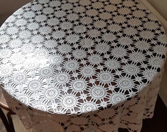 Belle nappe ronde crochetée à la main de 130 cm, inutilisée des années 1950