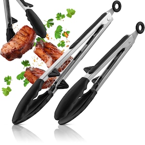 Könnte beinhalten: Zwei Paar Edelstahlzangen mit schwarzen Silikonspitzen. Die Zangen sind zum Grillen und Kochen gedacht. Die Zangen sind mit Stücken gegrilltem Fleisch abgebildet.