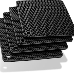 Könnte beinhalten: Satz mit vier schwarzen, hitzebeständigen Topflappen aus Silikon mit einem Wabenmuster. Die Topflappen sind übereinander gestapelt.