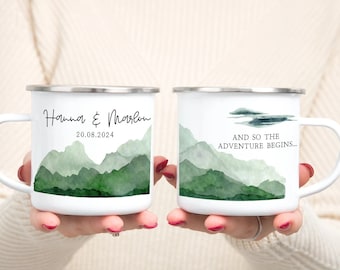 Personalisierte Emaille Tasse zur Hochzeit - 0,3 ml Tasse Berge & Namen - Let the Adventure begin - Hochzeitstasse - Hochzeitsgeschenk Reise