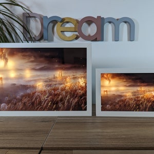 Image de cadres lumineux de tailles différentes avec Elden Ring et l'Erdtree enflammé, encadrement blanc, sur un bureau avec des touches déco gaming