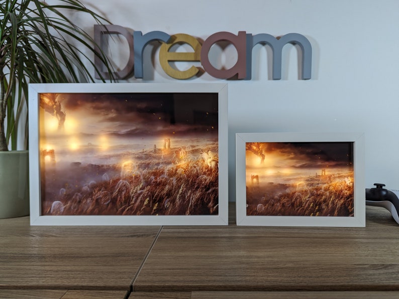 Image de cadres lumineux de tailles différentes avec Elden Ring et l'Erdtree enflammé, encadrement blanc, sur un bureau avec des touches déco gaming