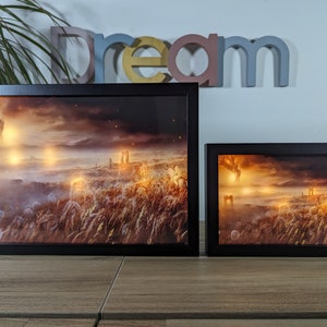 Cadre  noir d'Elden Ring présentant l'Erdtree en flammes, placé sur un bureau moderne avec déco de plantes et contrôleur de jeu, ambiance gaming stylée