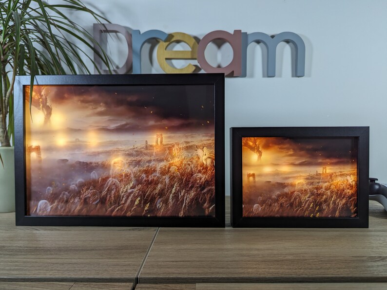 Cadre  noir d'Elden Ring présentant l'Erdtree en flammes, placé sur un bureau moderne avec déco de plantes et contrôleur de jeu, ambiance gaming stylée