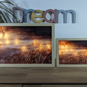 petit cadre lumineux led d'Elden Ring avec l'Erdtree, encadrement clair sur un bureau, à côté d'une plante et d'une manette, créant une ambiance de jeu immersive.