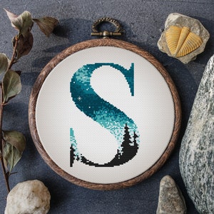 Patrón de punto de cruz con letras modernas, gráfico de punto de cruz con monograma azul, patrón de bordado con nombre personalizable, regalo personalizado para un amigo.