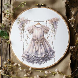 Kruissteekpatroon met vintage babymeisje outfit geteld bloemen borduurpatroon aquarel kruissteekkaart kinderkamer kruissteek pdf