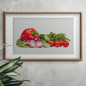 Puede incluir: Una pintura de bodegón con pimiento rojo, tomates rojos, cebolla roja y pepinos verdes sobre un fondo blanco.