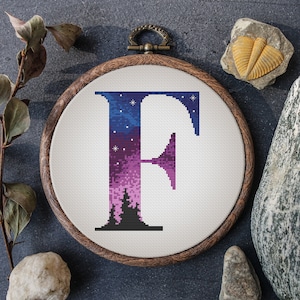 Patrón de punto de cruz con letras, patrón de bordado de monograma contado, gráficos de punto de cruz con alfabeto morado, punto de cruz de bosque, regalos personalizados