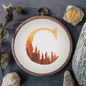 Patrón de punto de cruz de monograma en PDF Patrón de bordado de nombre de bosque otoñal contado Muestra de punto de cruz de letras del alfabeto de otoño Regalo personalizado