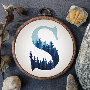 Patrón de punto de cruz con letras, gráfico de punto de cruz con monograma de bosque, patrón de bordado de naturaleza, muestrario de nombres personalizados contados, punto de cruz en PDF
