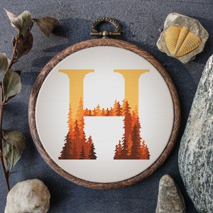Patrón de punto de cruz con letras Diseños de punto de cruz con monograma naranja Diseños de bordado con nombre de bosque otoñal PDF de punto de cruz fácil