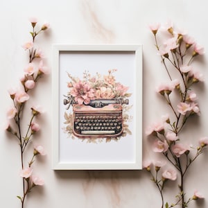 Può includere: Una stampa incorniciata con una macchina da scrivere vintage adornata da una composizione floreale nei toni del rosa, pesca e crema. La macchina da scrivere è marrone caldo, su sfondo bianco. Fiori rosa incorniciano la stampa.