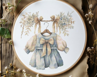 Wzór haftu krzyżykowego z ubrankiem dla dziewczynki w stylu vintage Wzór haftu kwiatowego Akwarela Wykres haftu krzyżykowego Haft krzyżykowy dla dzieci w formacie PDF