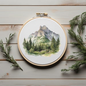 Wald Kreuzstichmuster mit Bergen Landschaft Kreuzstich Designs Gezählter wilder Naturwald Stickmuster Einfaches Kreuzstichmuster