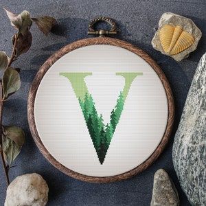 Patrón de punto de cruz con letras, muestrario de bordado de monograma moderno, gráfico de punto de cruz de bosque verde, regalos personalizados, descarga digital
