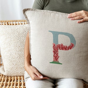 Padrão de ponto cruz de monograma com flor de cerejeira Gráfico de ponto cruz de letras contadas Design de bordado para o dia das mães Gráfico de ponto cruz de primavera