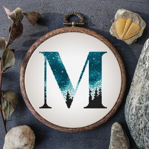 Monograma moderno M patrón de punto de cruz Nombre de familia Diseños de bordado inicial Letra del bosque azul M Muestra de punto de cruz Descarga digital