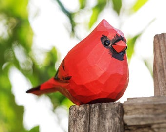 Houten kardinaal handgesneden vogeldecor, op de natuur geïnspireerd standbeeld rode vogel, handgemaakt vaderdagcadeau voor vogelliefhebbers, plank of bureaudecoratie