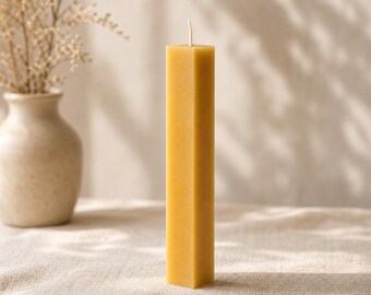 Candela quadrata a colonna in cera d'api, candela artigianale in cera d'api naturale, candela minimalista color giallo miele, idea regalo per l'arredamento rustico della casa.