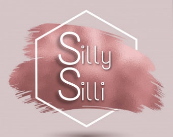 Könnte beinhalten: Ein Logo-Design mit dem Text "Silly Silli" in Weiß, vertikal gestapelt in einer weißen geometrischen Form. Der Text und die Form befinden sich vor einem strukturierten, roségoldenen Pinselstrich auf hellrosa Hintergrund.