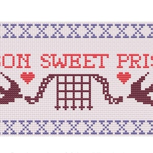 Könnte beinhalten: Kreuzstichmuster mit dem Text "Prison Sweet Prison" in roten Buchstaben. Das Muster enthält zwei Schlüssel, zwei Vögel und eine Gefängniszelle.
