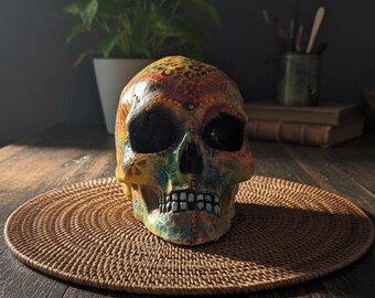 Blooming Skull – Handbeschilderd betonnen schedelsculptuur – Psychedelisch bloemig uniek item