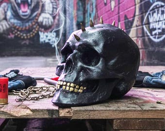 Concrete Punk Skull – Uniek stuk met messing klinknagels en handbeschilderd oppervlak - LEXARTIKEL