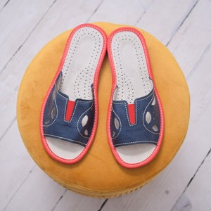 Pantoufles à bout ouvert pour femme en cuir, combinaison de couleurs bleu et rouge, semelle intérieure en cuir confortable pour pieds larges
