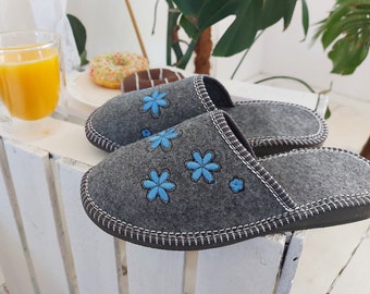 Filcowe damskie kapcie z kwiatowym wzorem, niebieski haft kwiatowy, szare buty damskie