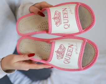 Dames Slippers QUEEN of the HOUSE, Perfect cadeau voor haar, roze slippers, grappig borduurwerk