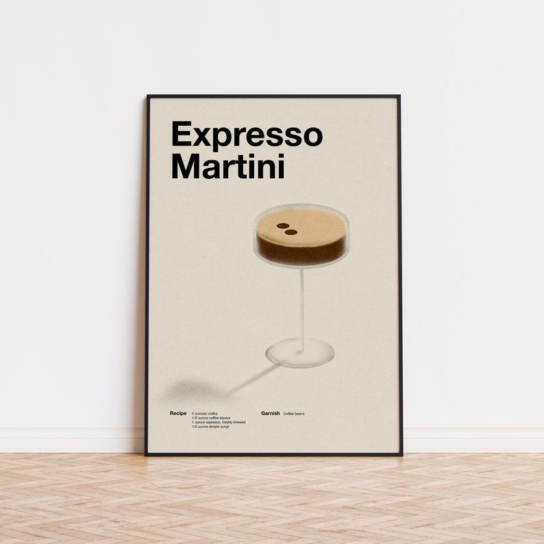 Op de afbeelding: Een minimalistische poster met een zwarte lijst met een grafische illustratie van een Espresso Martini-cocktail in een martini-glas. De poster heeft de tekst "Espresso Martini" in zwarte tekst en bevat de instructies voor het recept en de garnering.