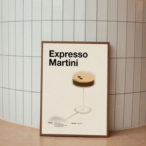 Op de afbeelding: Een printable poster met een minimalistisch ontwerp met een bruine en beige illustratie van een espresso martini cocktail. De poster heeft de tekst "Espresso Martini" in zwart lettertype en bevat de informatie over het recept en de garnering.