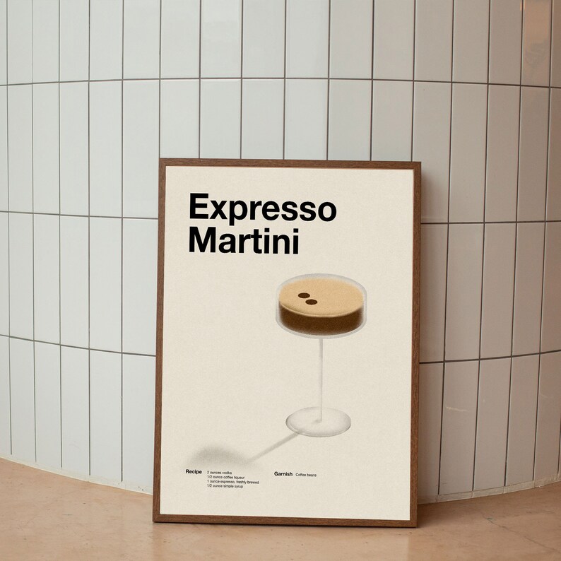 Op de afbeelding: Een printable poster met een minimalistisch ontwerp met een bruine en beige illustratie van een espresso martini cocktail. De poster heeft de tekst "Espresso Martini" in zwart lettertype en bevat de informatie over het recept en de garnering.