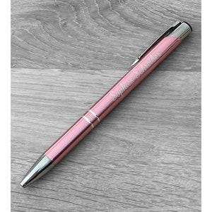 Avere una penna a sfera rosa incisa con INCISIONE
