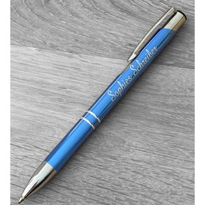Laat de balpen in lichtblauw graveren met ENGRAVING