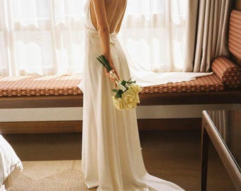 Vestido de novia de satén crepé con escote halter y corte al bies, espalda baja y abierta, minimalista y sencillo, con o sin cola.