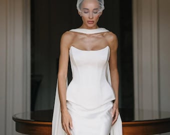 Corsé, falda larga y pañuelo de satén blanco perla