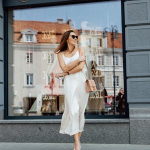 Robe en soie naturelle, robe nuisette en soie, robe à fines bretelles, robe en soie élégante