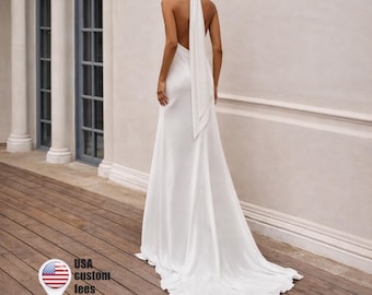 Vestido de novia sencillo de satén con cuello halter y espalda descubierta para recepción.