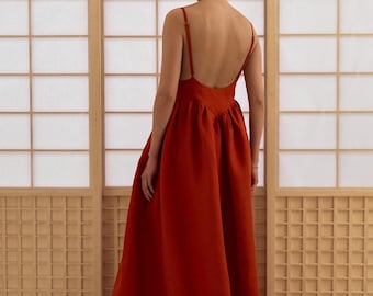 Elegante vestido largo de lino con espalda abierta y tirantes, cuerpo ajustado y falda vaporosa para bodas de verano.