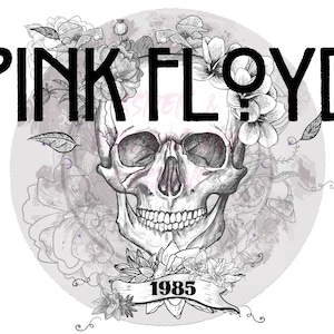 Puede incluir: Ilustración en blanco y negro de una calavera con flores y hojas a su alrededor. El texto "PINK FLOYD" está por encima de la calavera y el año "1985" está por debajo de la calavera.