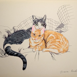 Könnte beinhalten: Eine schwarz-weiße Tuschezeichnung auf cremefarbenem Hintergrund, die zwei ruhende Katzen zeigt. Eine Katze ist schwarz-weiß mit dunklen Streifen, die andere ist ein orangefarbener Tiger. Die Künstlersignatur Daria Riabinina ist unten rechts zu sehen.