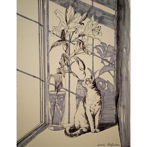 Könnte beinhalten: Schwarz-Weiß-Tuschezeichnung einer Katze, die auf einer Fensterbank sitzt und eine Vase mit Lilien betrachtet. Das Kunstwerk zeichnet sich durch detaillierte Linien aus, die das Spiel von Licht und Schatten einfangen. Die Signatur des Künstlers ist unten rechts zu sehen.