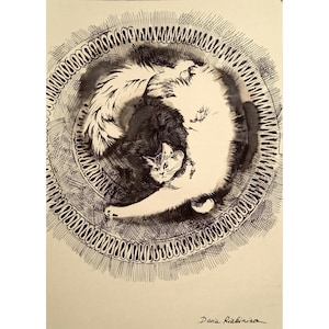 Può includere: Un disegno a inchiostro in bianco e nero di un gatto in un disegno circolare. Il gatto è per lo più bianco con ombre nere e il disegno intorno ha un bordo dettagliato. La firma dell'artista è in basso.