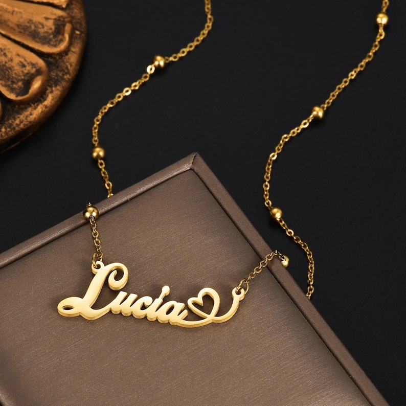 Delicate name necklace with heart and cursive font, comes in silver gold and rose gold